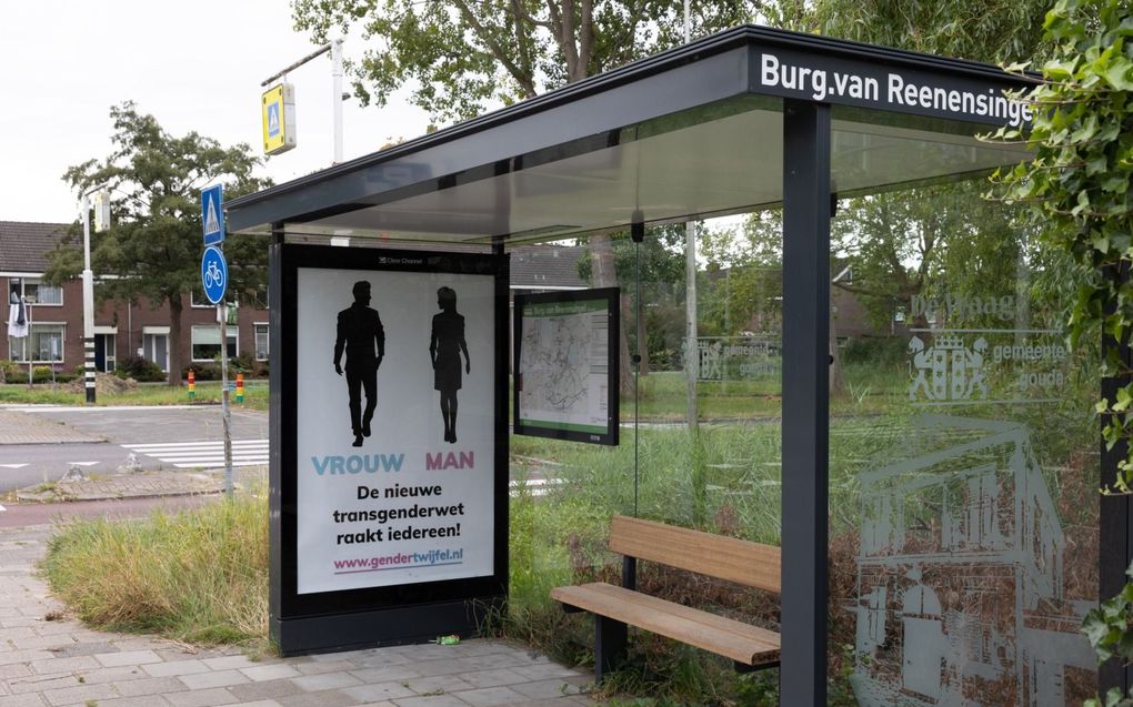 De actiegroep Gendertwijfel wil met een postercampagne debat over de Transgenderwet aanwakkeren. Op de foto een plakkaat in Gouda.  beeld Martin Droog