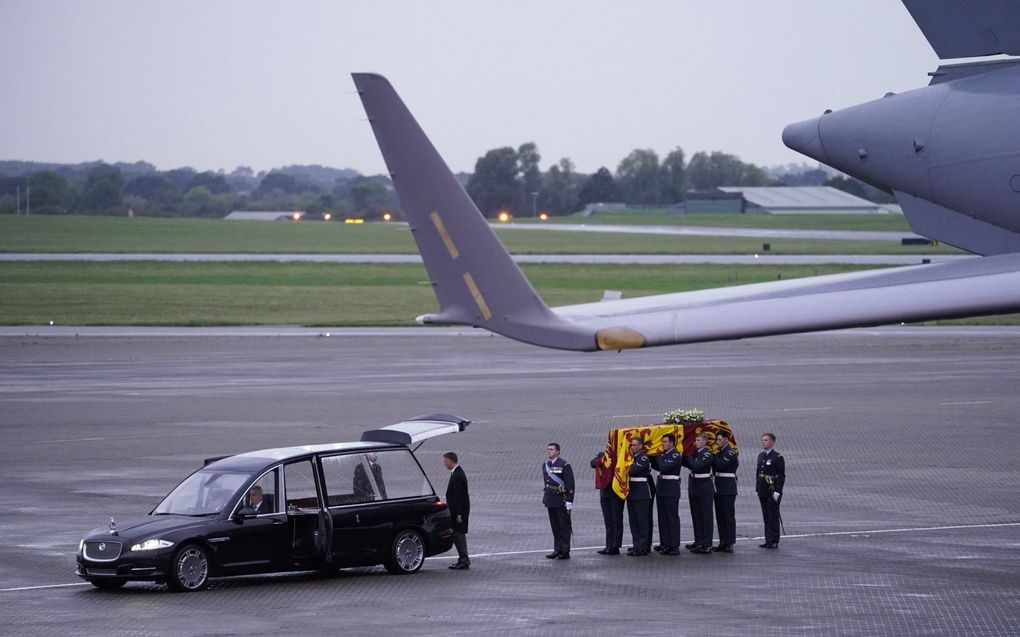 Het Queen’s Color Squadron draagt de kist van koningin Elizabeth naar het vliegtuig. beeld AFP, Andrew Matthews