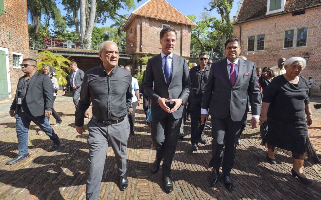 Rutte bezocht samen met de Surinaamse president Santokhi (tweede van rechts) Fort Zeelandia. beeld ANP, Ranu Abhelakh