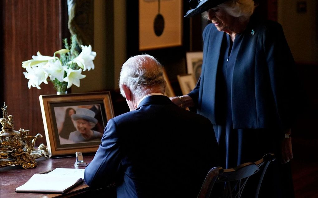 Koning Charles en koningin-gemalin Camilla dinsdag in Belfast. beeld AFP, Niall Carson