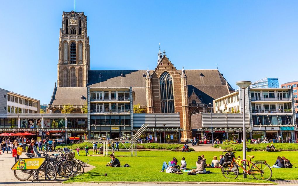 „De kerkelijke verdeeldheid draagt eraan bij dat ons volk en onze overheid door totaal onbegrip geen rekening meer houden met de heilzame Bijbelse boodschap.” Foto: Rotterdam (Laurenskerk). beeld iStock