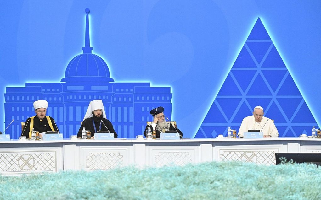 Paus Franciscus (rechts), de Sefardische opperrabbijn van Israël Yitzhak Yosef (tweede van rechts), de Russisch-orthodoxe metropoliet Anthonij (tweede van links) en de spirituele leider van moslims in de Russische Federatie Ravil Ismagilovitsj Gajnoetdinov. beeld EPA, Alessandro di Meo