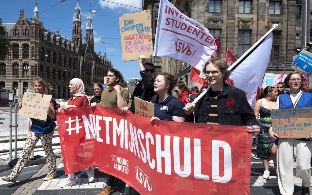 Studenten protesteren op de Dam in Amsterdam voor een ruimere basisbeurs. beeld ANP, Evert Elzinga