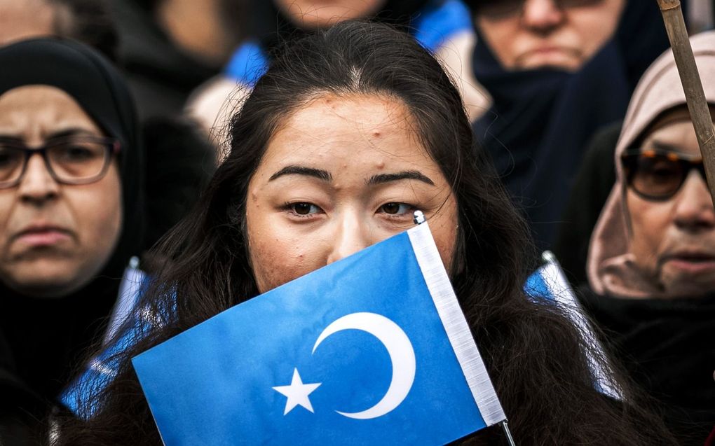 Oeigoeren op de Dam in Amsterdam. Zij voeren actie tegen de onderdrukking van de Oeigoeren in China. beeld ANP, Remko de Waal