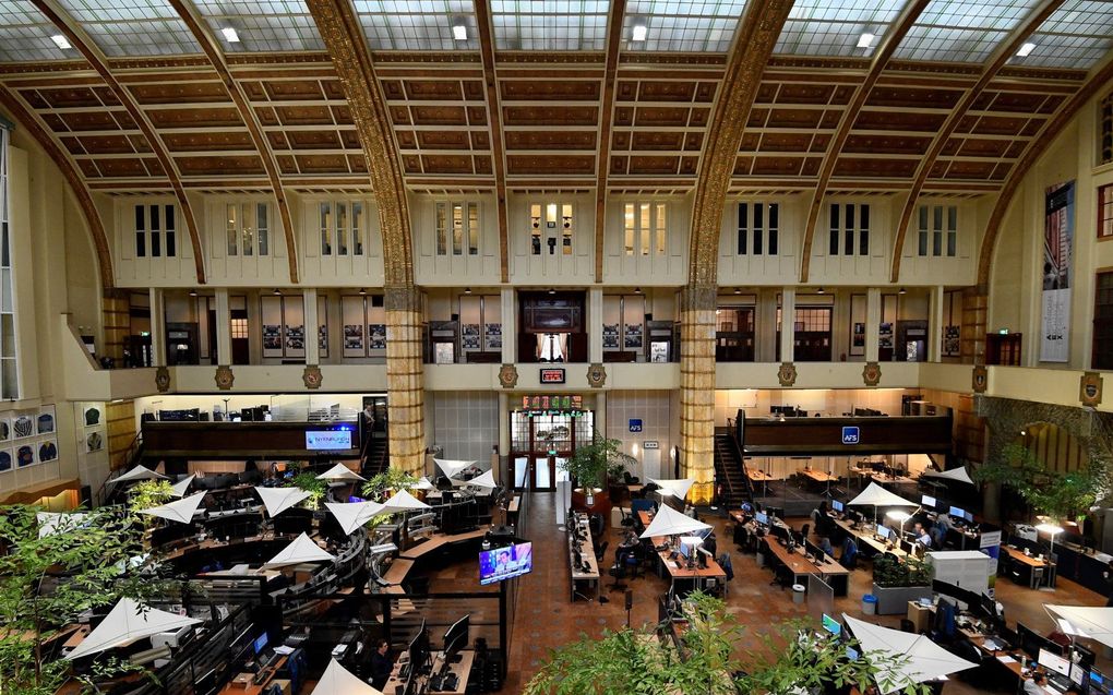 Handelaren aan het werk op de beurs in Amsterdam. beeld AFP, John Thys