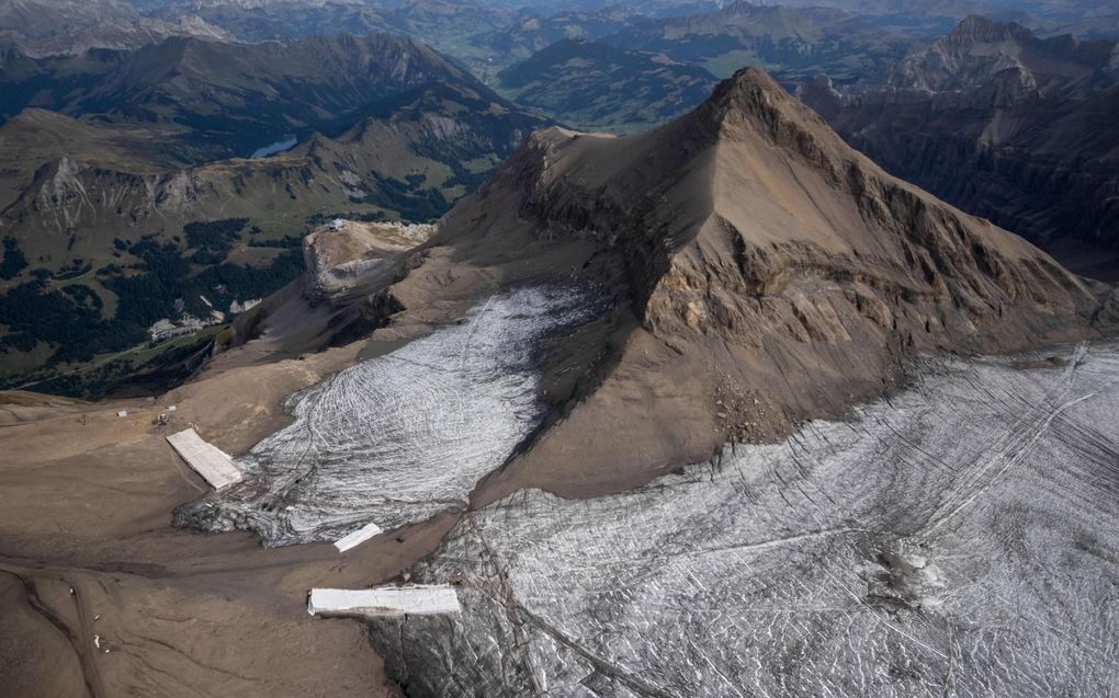 De Zwitserse Tsanfleuron-pas was deze zomer voor het eerst in 2000 jaar ijsvrij. De lokale bevolking dekt het restje sneeuw dat is overgeschoten van het winterseizoen af met dekens. beeld AFP, Fabrice Coffrini