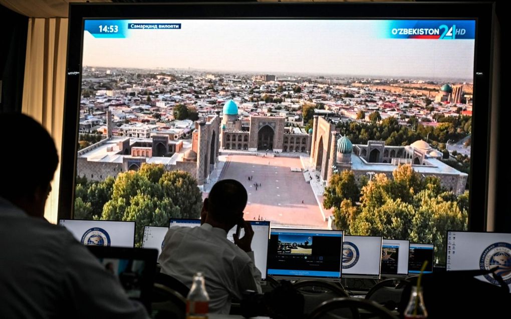 Journalisten kijken in het perscentrum van de top van de Shanghai-samenwerkingsorganisatie in Oezbekistan naar de live-uitzending. beeld AFP, Alexander Nemenov