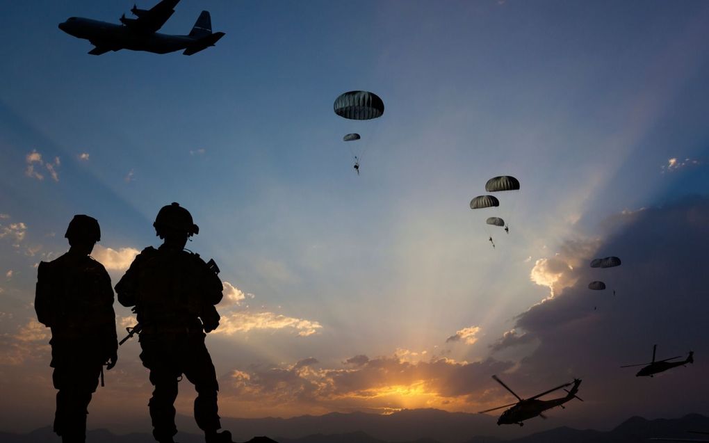 Boven de Ginkelse Heide zullen zaterdag Britse militairen springen. beeld Getty Images