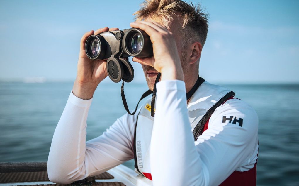 Een Sea Ranger aan het werk op zee. De bemanning van zeilschip Fantastiko controleert dit najaar vissers op de Noordzee. beeld Sea Ranger Service