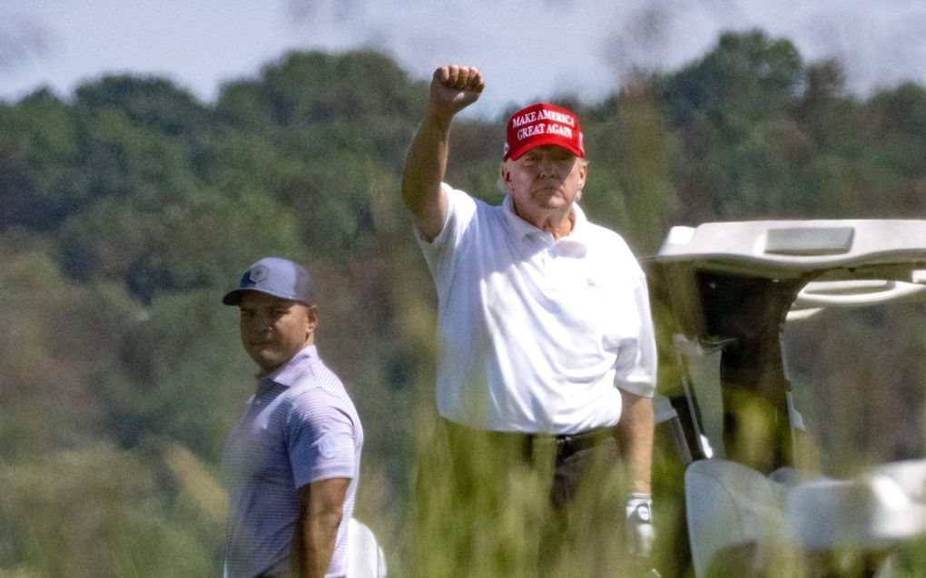 De voormalige Amerikaanse president Donald J Trump zwaait op de Trump National Golf Club in Sterling, Virginia. beeld AFP, Jim Watson