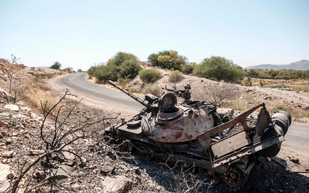 Een beschadigde tank staat verlaten op een weg bij Humera, Ethiopië. Sinds augustus is de strijd tussen regeringstroepen en rebellen in de regio Tigray opnieuw opgelaaid. beeld AFP, Eduardo Soteras