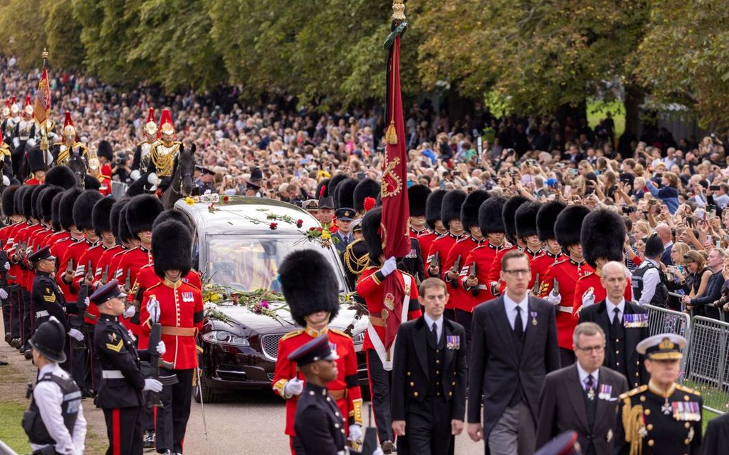De rouwstoet met koningin Elizabeth op weg van Westminster Abbey naar Windsor Castle. beeld Reuters, Nanda Atherton