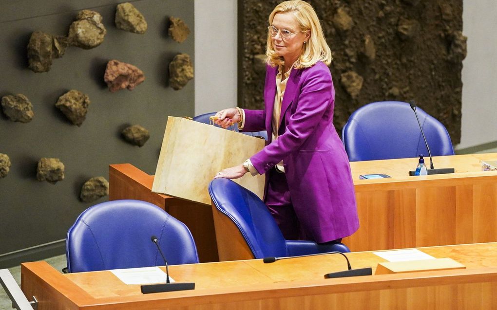 Minister Sigrid Kaag (Financien) biedt op Prinsjesdag het koffertje met de miljoenennota aan in de Tweede Kamer. Op de derde dinsdag in september begint het nieuwe werkjaar van de regering. beeld ANP, Bart Maat