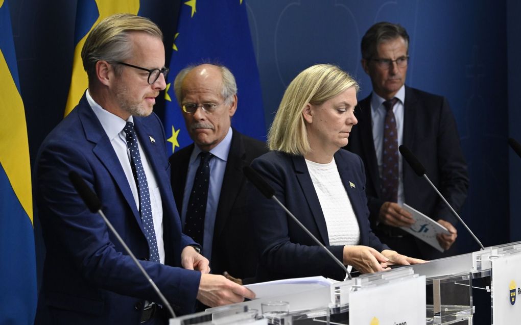 Om energiebedrijven voor omvallen te behoeden presenteerden de toenmalige Zweedse premier Magdalena Andersson (r.) en de minister van Financiën Mikael Damberg (l.) begin deze maand een steunpakket van honderden miljoenen kronen. Tussen hen in: Stefan Ingves, directeur van de Riksbank. beeld EPA, Anders Wiklund