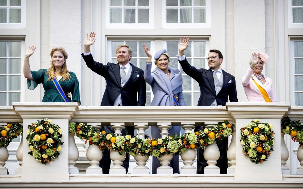 Na het voorlezen van de Troonrede verscheen koning Willem-Alexander op het bordes van paleis Noordeinde in Den Haag, samen met prinses Amalia, koningin Máxima, zijn broer prins Constantijn en prinses Laurentien. beeld ANP, Koen van Weel