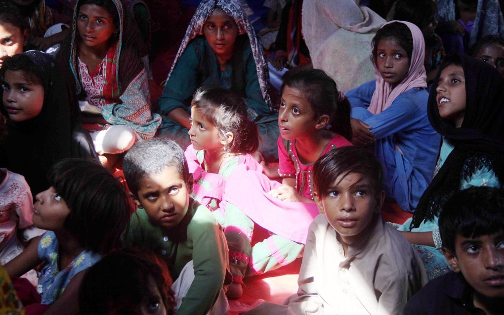 Pakistaanse kinderen die zijn gevlucht voor de overstromingen in het land. beeld EPA