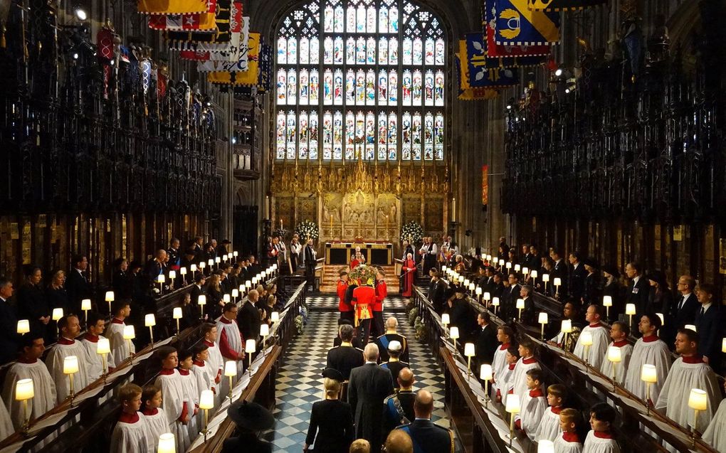 De koninklijke familie komt binnen in de kapel van Windsor Castle voor de begrafenis van  Queen Elizabeth II. beeld AFP, Jonathan Brady