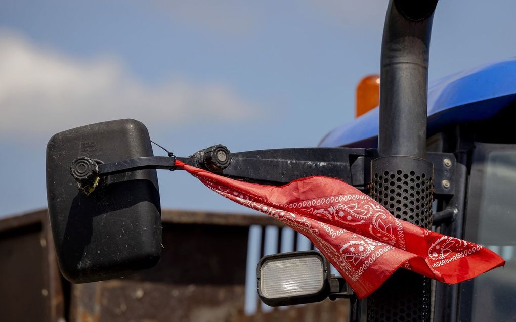 „Een zakdoek als teken van verdriet en tranen. Vanwege de voorgenomen maatregelen van de overheid. Vanwege onze zonden, die de gebrokenheid van de schepping veroorzaakt hebben.” beeld ANP, Robin van Lonkhuijsen