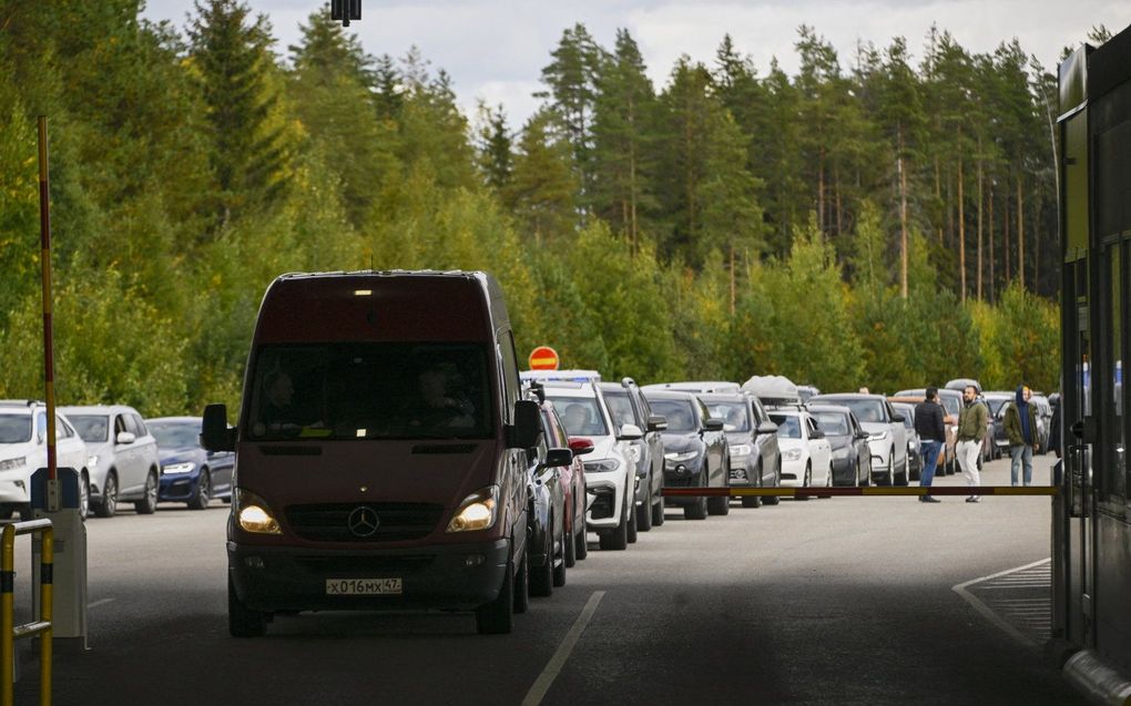 Russen in de file om de grens met Finland te passeren, donderdag. beeld AFP, Olivier MORIN