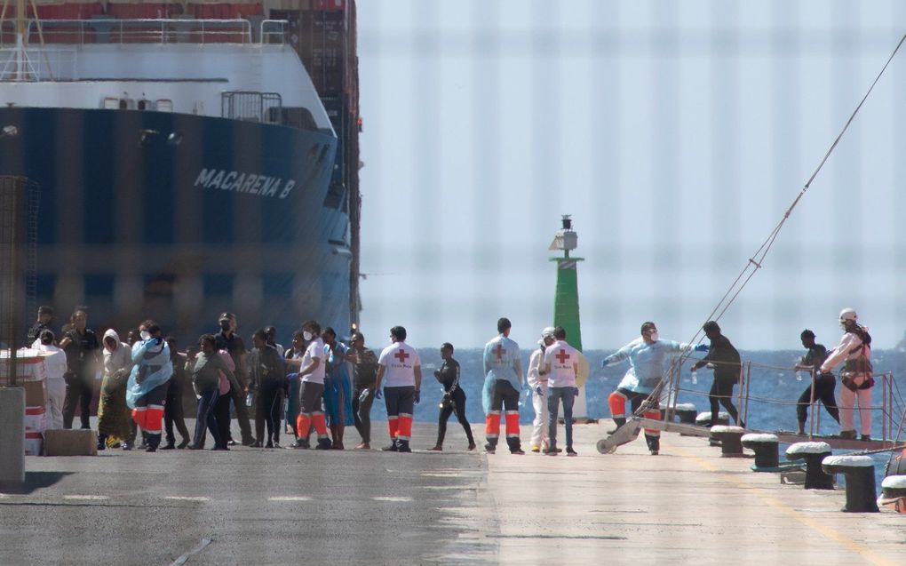 Sub-Saharaanse migranten, waaronder 12 vrouwen en 4 minderjarigen, komen aan in het dok van Puerto del Rosario op Fuerteventura, Spanje, begin deze maand. beeld EPA, Carlos de Saá