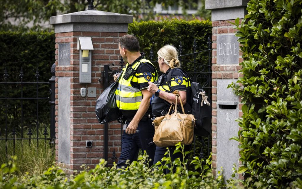 De Fiscale Inlichtingen- en Opsporingsdienst (FIOD) en de politie zijn bezig met een inval bij het huis van Van Eerd in in Heeswijk-Dinther. beeld ANP, ROB ENGELAAR