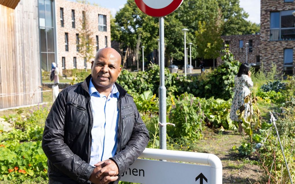 COA-medewerker Abdirizak Osman in azc Grave: „De woonruimte van de mensen is klein en sober.” beeld RD, Anton Dommerholt