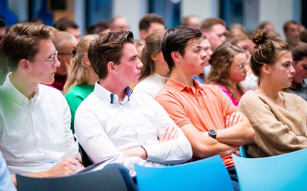 Studerenden vanuit de Gereformeerde Gemeenten dachten vrijdagavond en zaterdag tijdens een zomerconferentie in Gouda na over het thema "Godsbeeld en mensbeeld".  beeld Cees van der Wal