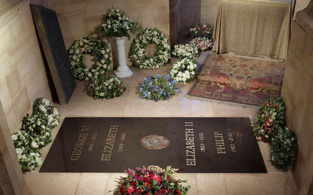 De grafsteen van koningin Elizabeth in de King George VI Memorial Chapel in Windsor. beeld AFP, Royal Collection Trust