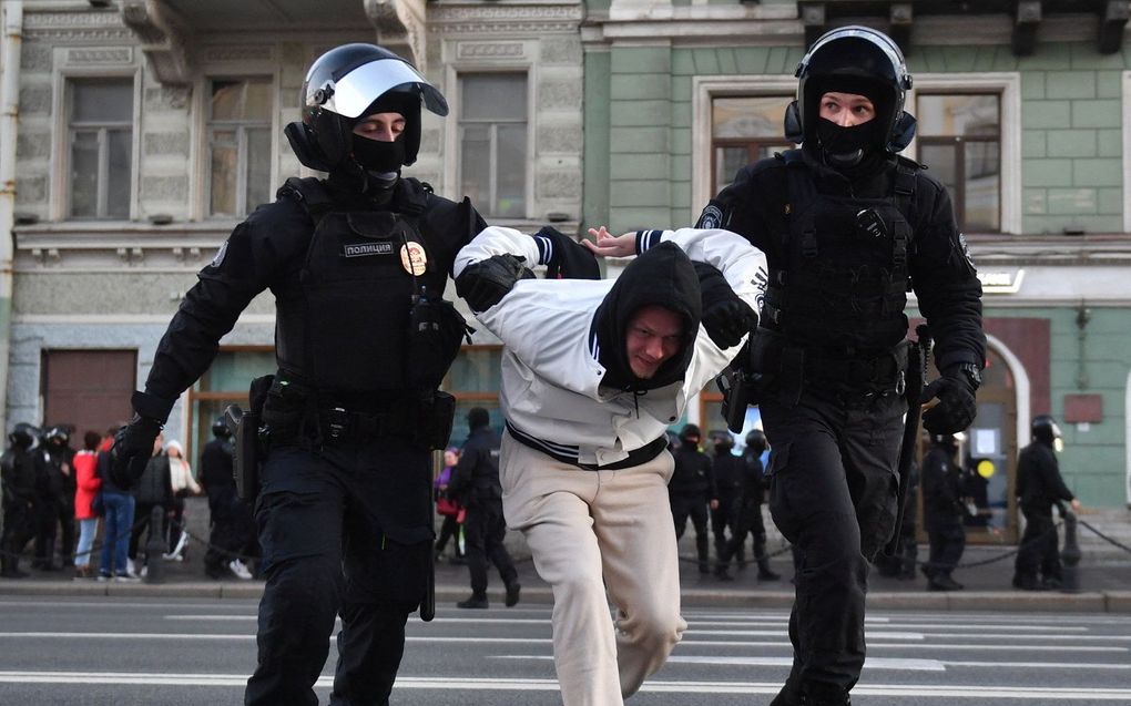 Arrestatie bij een demonstratie tegen de mobilisatie. beeld AFP