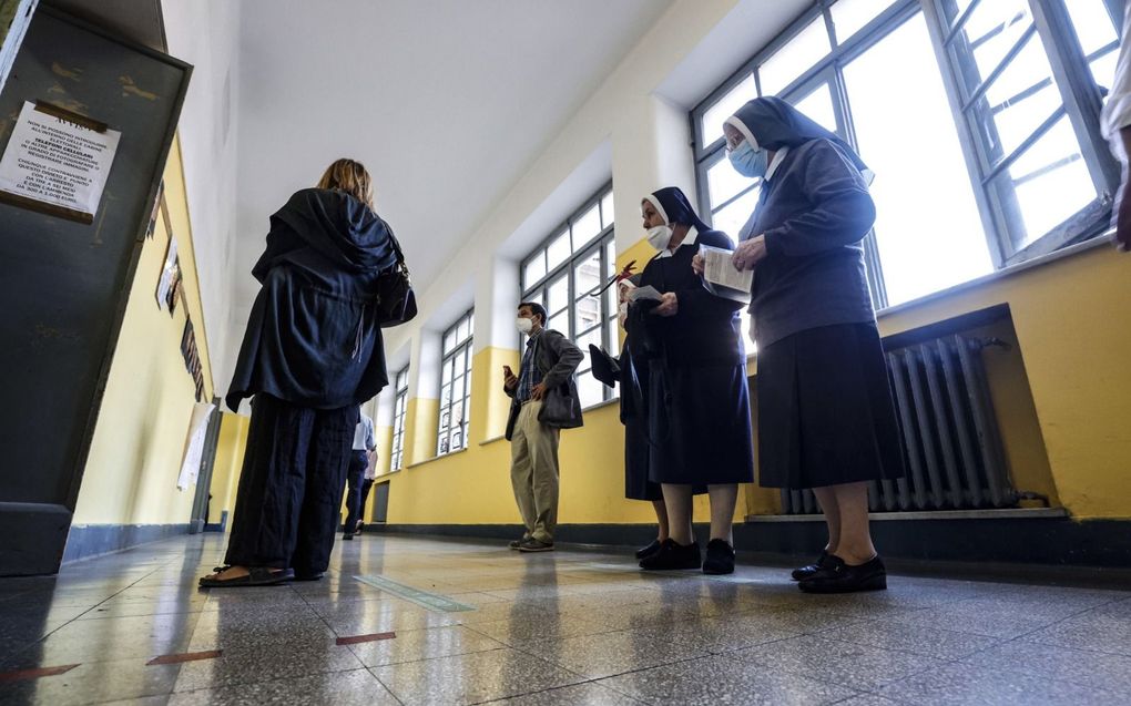 Nonnen wachten om hun stem uit te brengen in een stembureau in Rome. beeld EPA, Giuseppe Lami