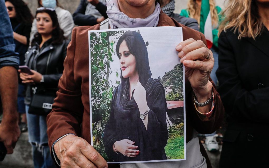 Afbeelding van Amini bij een protest in Parijs. beeld  EPA, TERESA SUAREZ