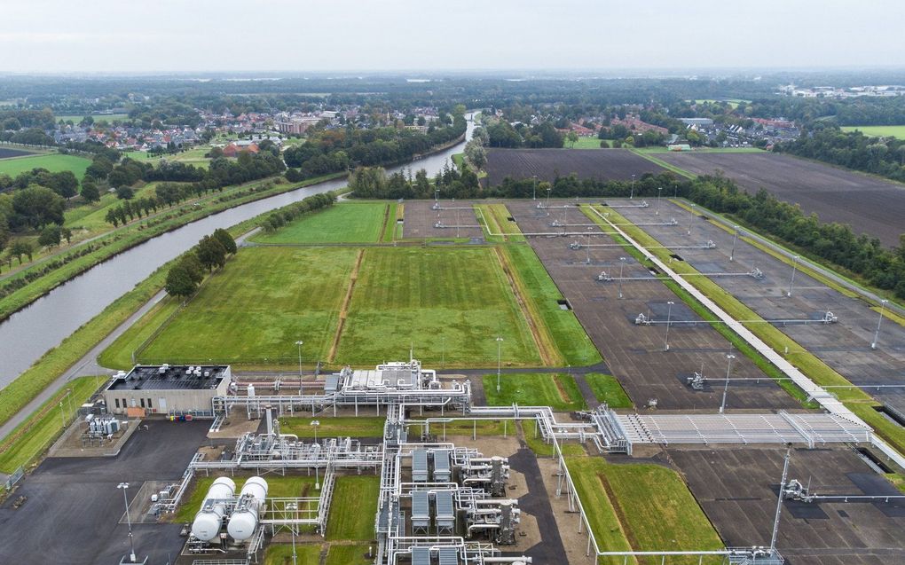 Dronefoto van een gaswinnings- en gasbehandelingslocatie van de Nederlandse Aardoliemaatschappij. Het aardgas wordt hier uit de diepe ondergrond gewonnen en gescheiden van water en aardgascondensaat. beeld ANP, Vincent Jannink