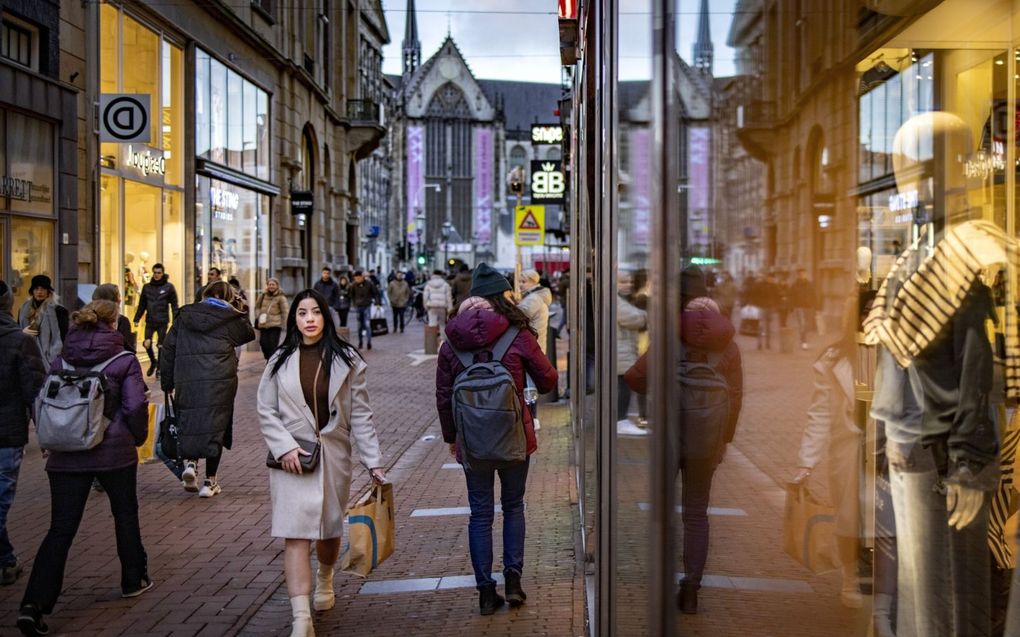 Winkelend publiek op de Kalverstraat in het centrum van Amsterdam. beeld ANP, Ramon van Flymen