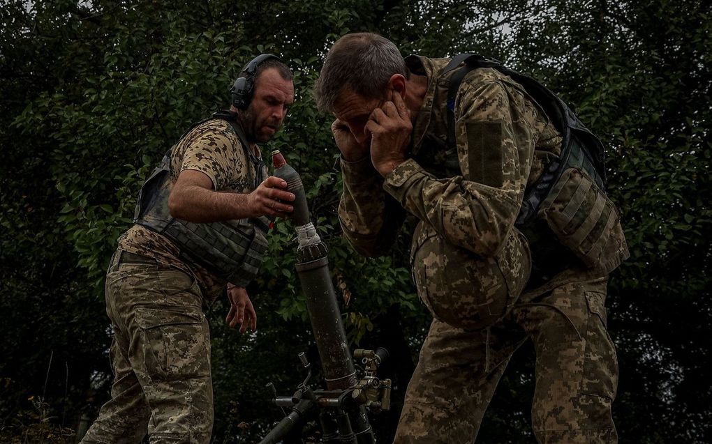 Oekraïnese militairen vuren een mortiergranaat af. beeld AFP, Anatoli Stepanov