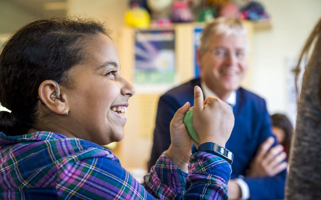 Minister Slob bezocht in 2019 leerlingen van groep 7 op de Auris dr. M. Polanoschool, een school voor dove en slechthorende kinderen. beeld ANP, Lex van Lieshout