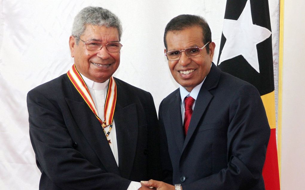 Nobelprijslaureaat bisschop Carlos Filipe Ximenes Belo (l.) samen met de Oost-Timorese president Jose Maria Vanconcelos. beeld EPA, Antonio Dasiparu