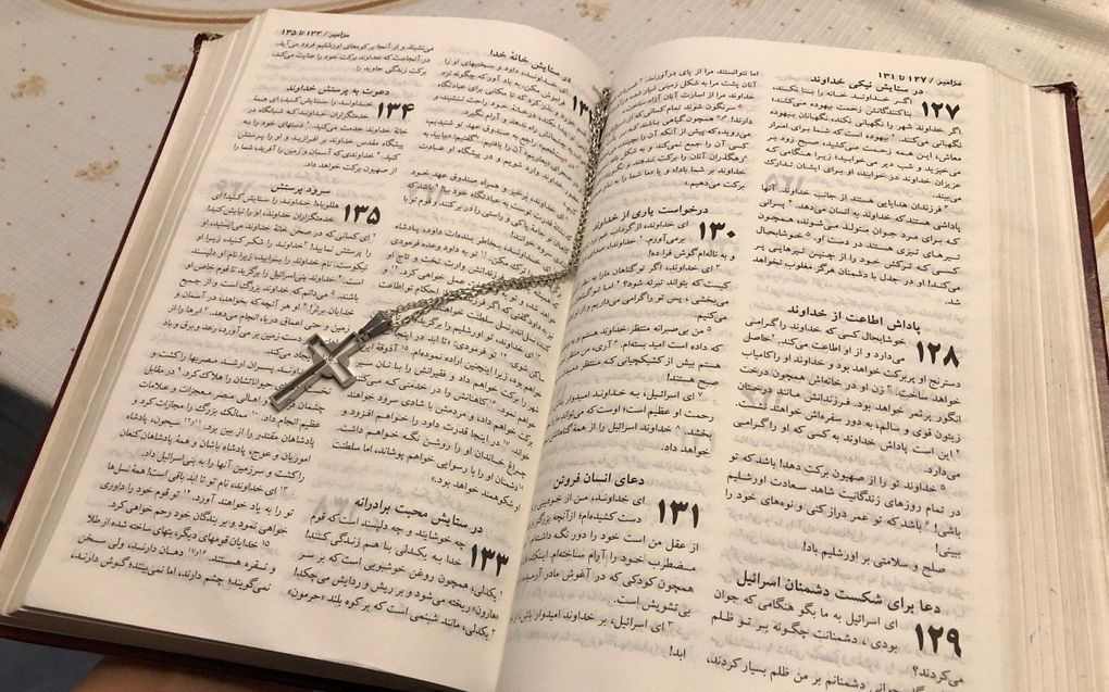 Een Bijbel in het Farsi, de taal van Iraniërs. beeld RD