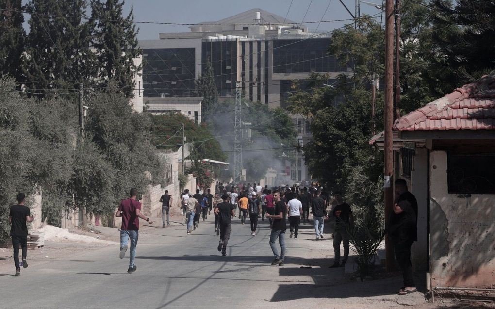 Palestijnen rennen tijdens gevechten met Israëlische troepen in de stad Jenin op de bezette Westelijke Jordaanoever. beeld AFP