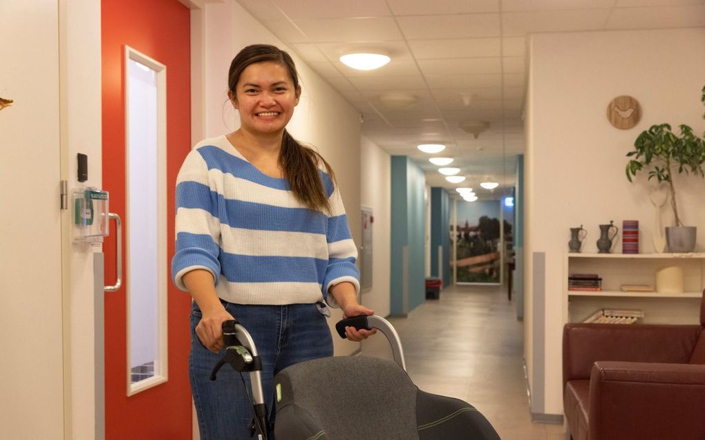 De Filipijnse verzorgende Mary aan het werk tijdens een avonddienst bij ZorgSpectrum, een instelling voor langdurige zorg in Nieuwegein. beeld Erik Kottier