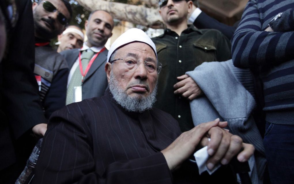 De deze week overleden sjeik Youssef al-Qaradawi, na het leiden van het vrijdagmiddaggebed op het Tahrirplein in Caïro, 18 februari 2011 beeld EPA, Khaled Elfiqi