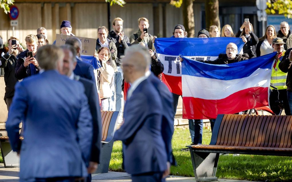 Demonstranten in Nijmegen riepen donderdag onder meer „schaam je kapot” richting de koning. beeld ANP, Robin van Lonkhuijsen