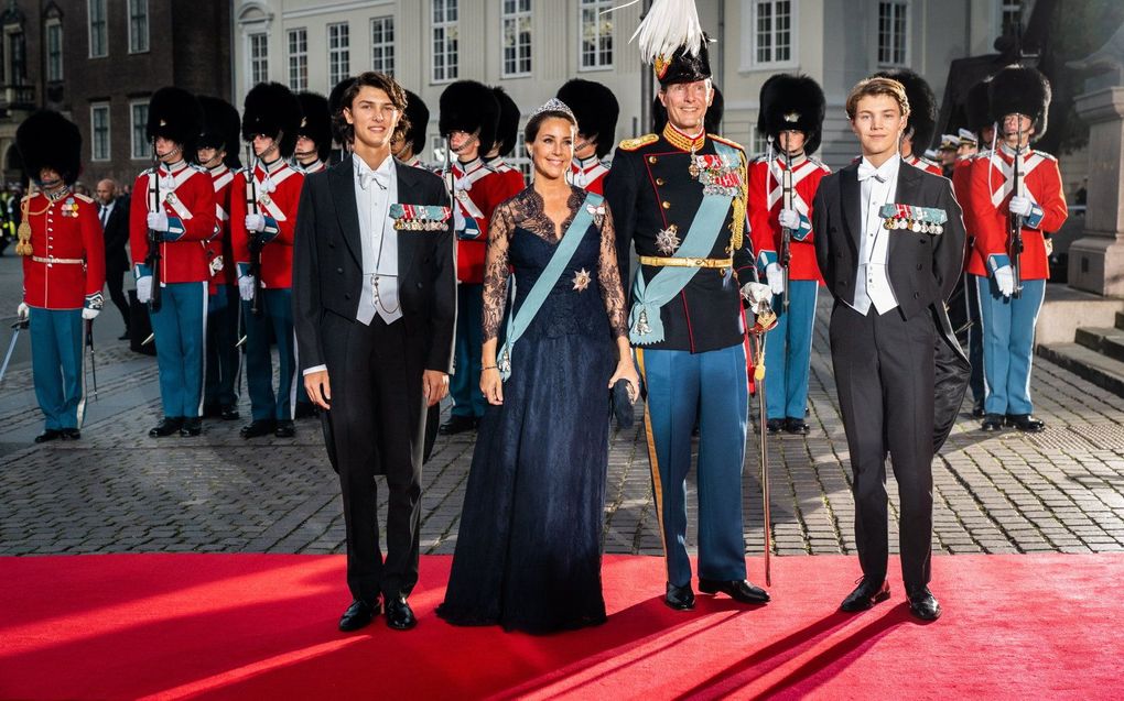 De Deense prins Joachim met zijn echtgenote en twee oudste zoons: Nikolai en Felix. beeld EPA, Ida Marie Odgaard