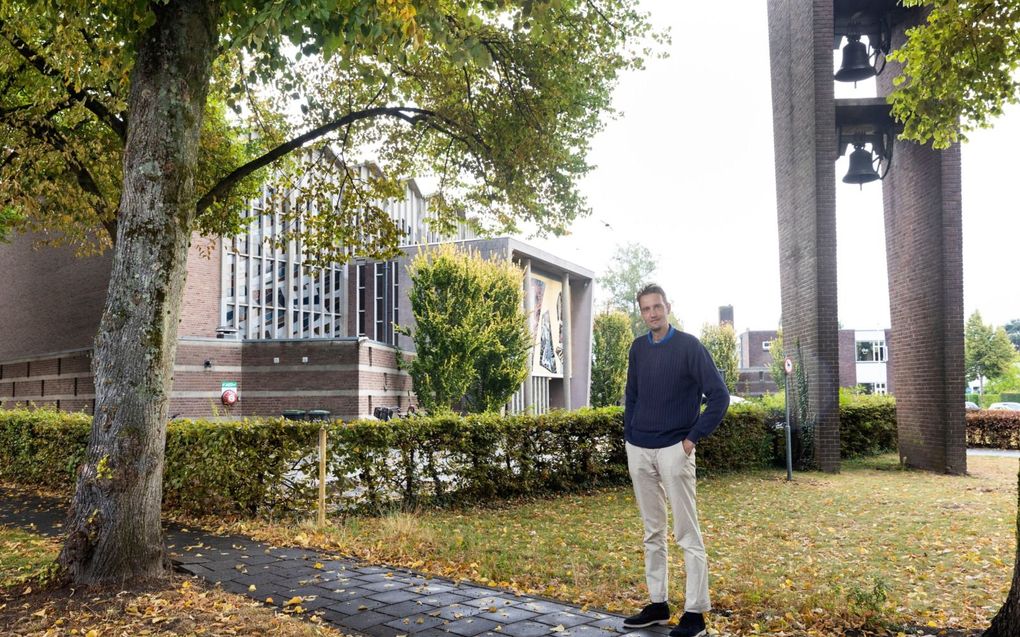 Herman Wesselink bij de voormalige rooms-katholieke Heilig Kruiskerk in Amersfoort, waar sinds dit jaar de plaatselijke baptistengemeente samenkomt. beeld RD, Anton Dommerholt