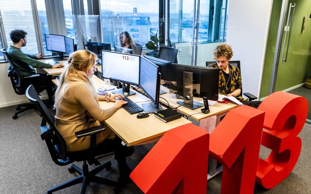 Bij 113 kunnen mensen met gedachten over zelfmoord terecht voor hulp. Ook kan hun omgeving de lijn bellen voor advies. beeld ANP, Remko de Waal