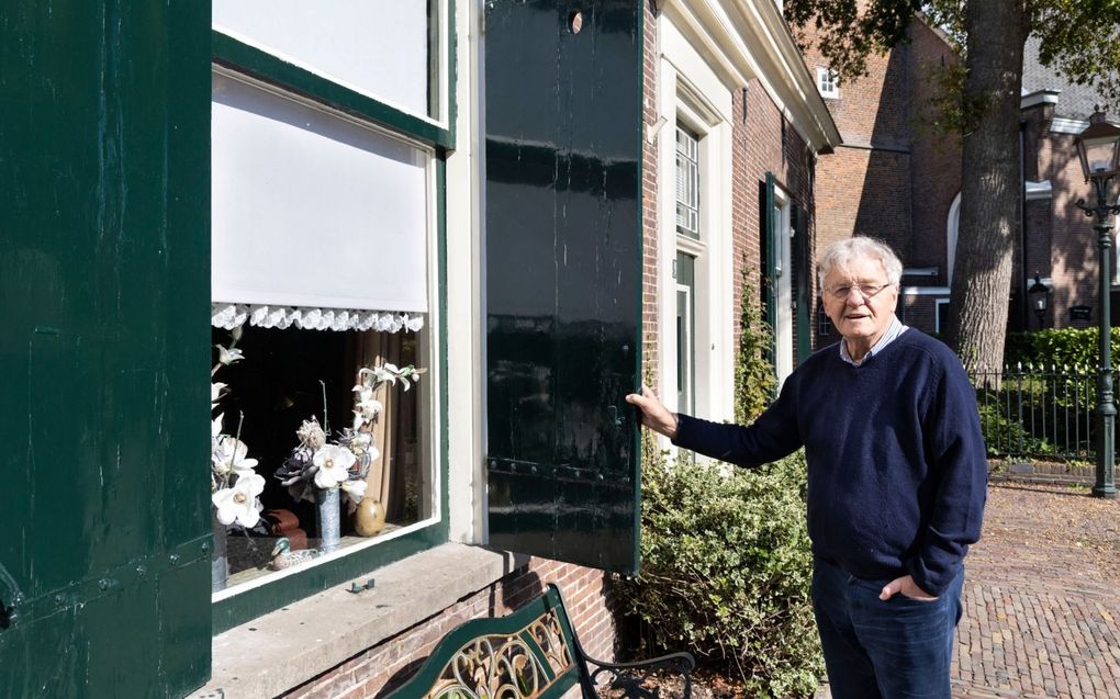 Het sluiten van de luiken voor de ramen helpt om de warmte bij de familie Matze in Leerbroek binnen te houden. beeld RD, Anton Dommerholt