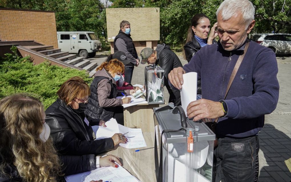 Een inwoner van Marioepol bracht deze week zijn stem uit bij het referendum over aansluiting bij Rusland. Marioepol is door de Russen veroverd op Oekraïne. beeld EPA, Stringer