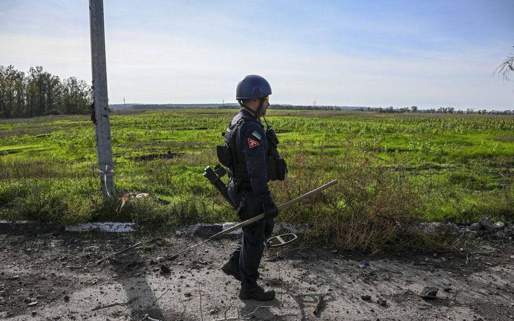 Oekraiense militair in het oosten van het land ruimt mijnen. beeld AFP, Juan BARRETO