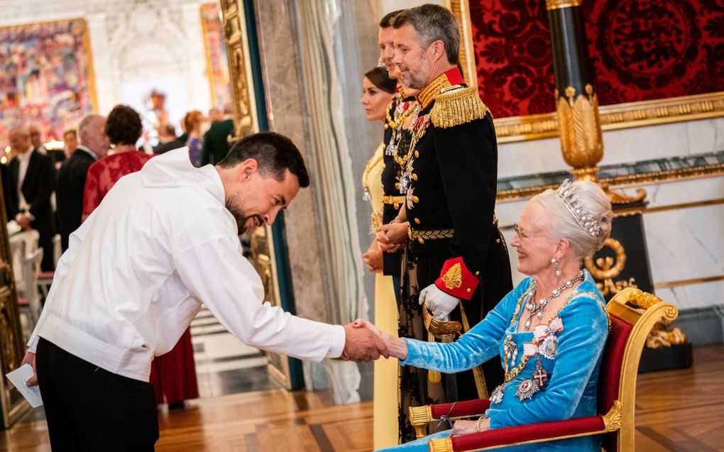 Mute B. Egede, premier van Groenland –dat tot Denemarken behoort–, begroet koningin Margrethe en haar kinderen voorafgaand aan het galabanket bij het jubileum van de vorstin. beeld EPA, Ida Marie Odgaard