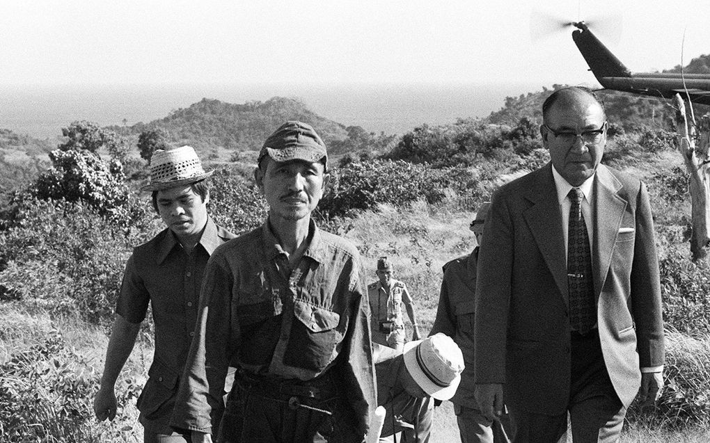 Op 11 maart 1974, bijna 29 jaar nadat Japan capituleerde, is de oorlog ook voor Hiroo Onoda (m.) voorbij.  beeld AFP