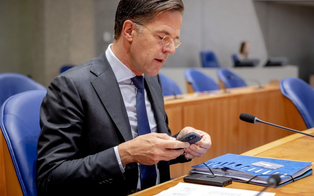 Rutte en zijn telefoon. beeld ANP, ROBIN VAN LONKHUIJSEN